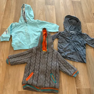 Lot de 2 gilet bébé + 1 pull fin / 6 mois